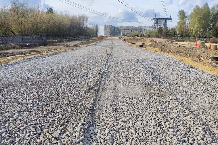 На дороге Осташковское шоссе – Ульянково в подмосковных Мытищах укладывают щебеночный слой