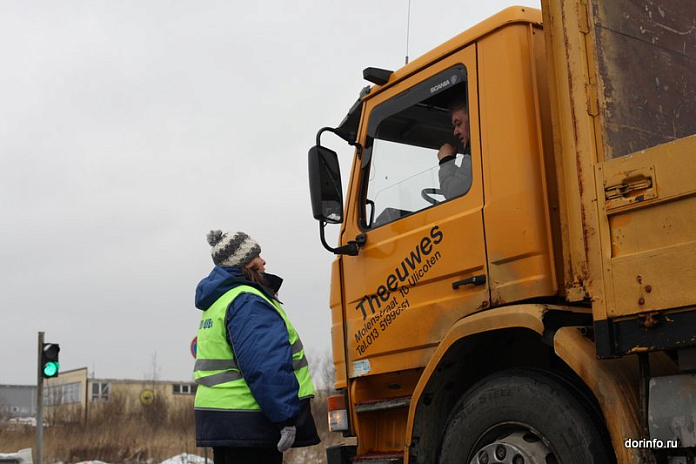 С понедельника в Псковской области ограничат движение большегрузов