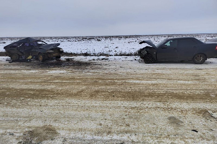 В ДТП с двумя отечественными легковушками в Ростовской области погибла женщина