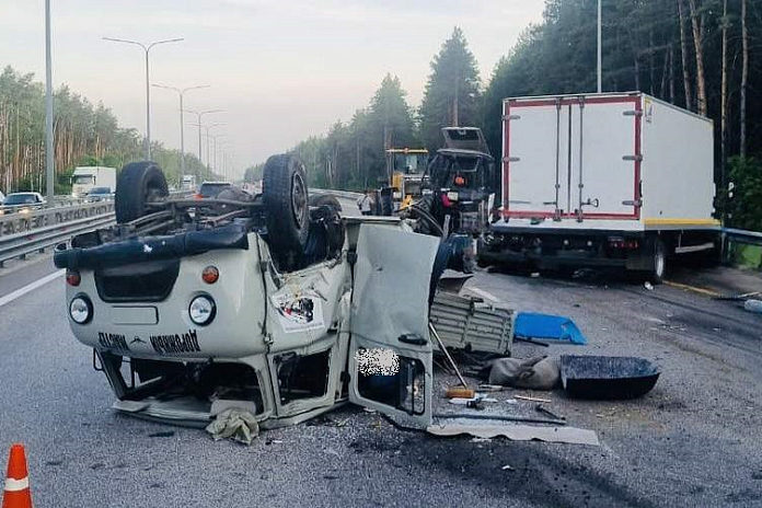 Грузовик, УАЗ и трактор попали в аварию на трассе М-4 Дон в Воронежской области