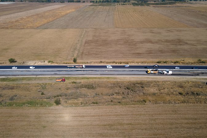 На строящемся обходе Хасавюрта в Дагестане приступили к укладке асфальтобетона