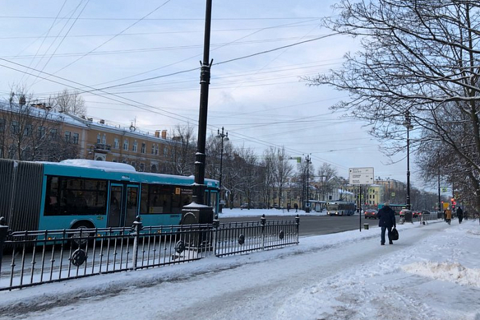 Последствия мощного снегопада устраняют в Петербурге