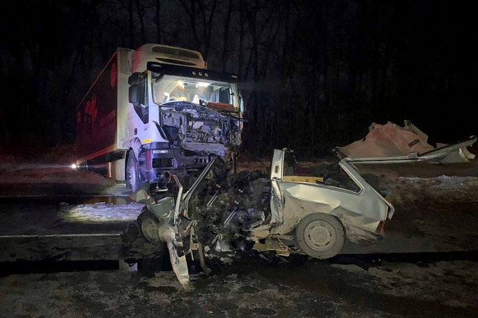 В ночной аварии на трассе Р-298 в Воронежской области погибли три человека
