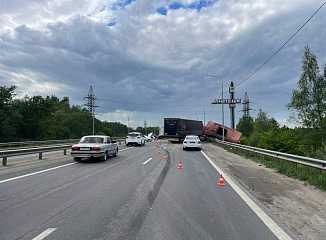 Три грузовика попали в аварию на трассе Р-119 на въезде в Липецк