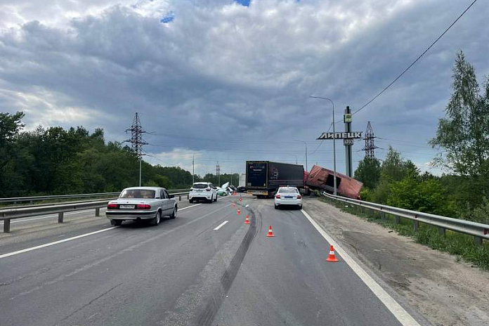 Три грузовика попали в аварию на трассе Р-119 на въезде в Липецк
