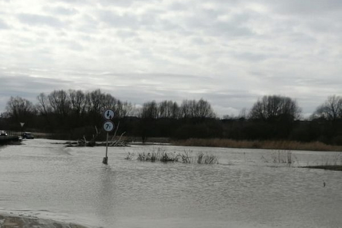 Река Пьяна подтопила мост на дороге Сергач - Яново в Нижегородской области