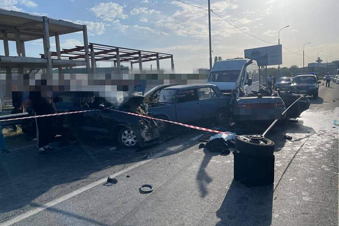Один человек погиб, двое пострадали в массовой аварии на трассе Р-217 на Ставрополье
