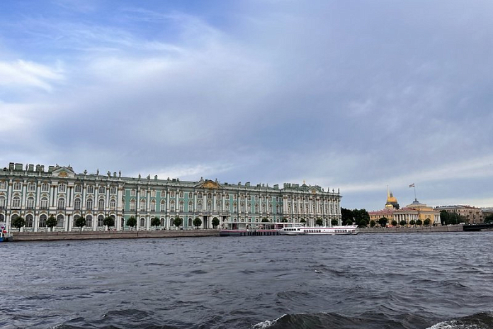 Из-за реконструкции ограничат движение на Дворцовой набережной в Петербурге
