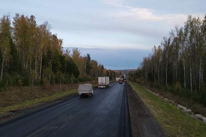 Завершается устройство слоев износа на трассе Р-255 Сибирь в Тайшетском районе Иркутской области