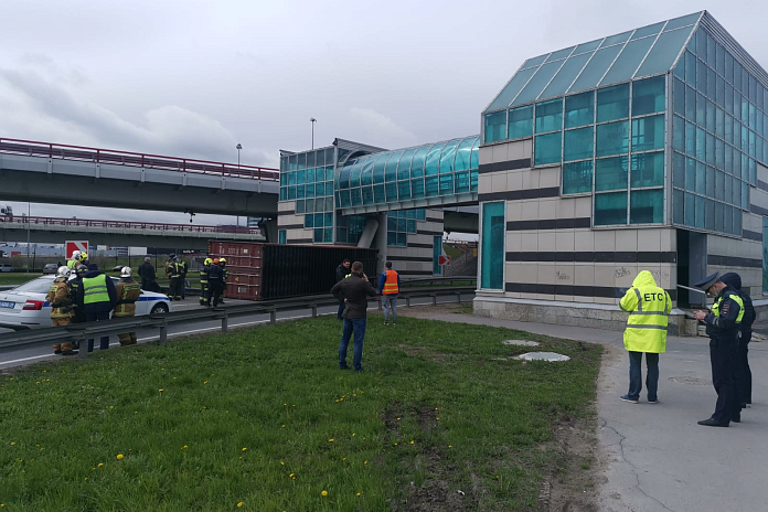 На месте повреждения опоры перехода на развязке КАД Петербурга с Пулковским шоссе работают специалисты