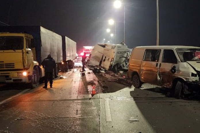В тройной аварии на трассе Р-22 Каспий в Волгоградской области погиб водитель иномарки