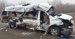 Микроавтобус столкнулся с грузовиком на трассе Р-228 в Волгоградской области: двое погибли