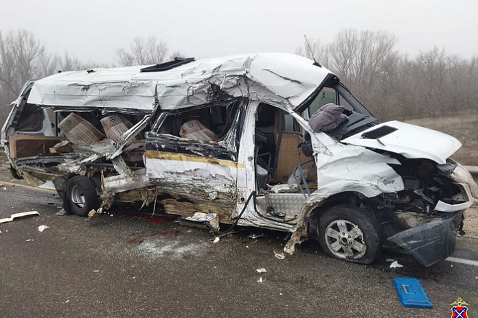 Микроавтобус столкнулся с грузовиком на трассе Р-228 в Волгоградской области: двое погибли