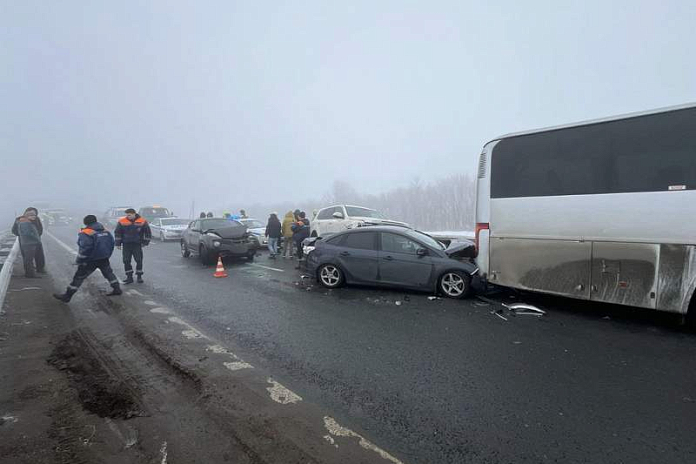 На подъезде к Оренбургу 18 транспортных средств попали в пять ДТП