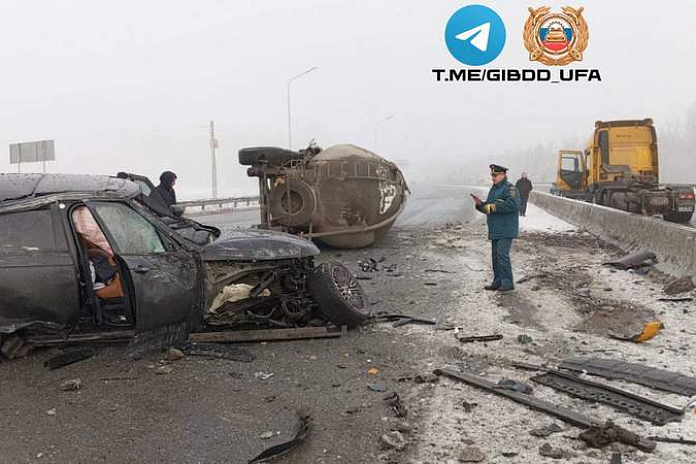 Полуприцеп-цементовоз опрокинулся на Range Rover в Уфе: пострадали взрослый и двое детей