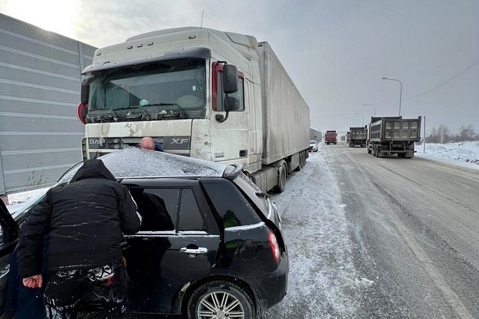В аварии с иномаркой и фурой на трассе М-5 Урал в Миассе погибла женщина
