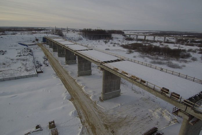 Балки пролета Сурского моста на трассе М-7 Волга в Чувашии смонтированы на 15 %