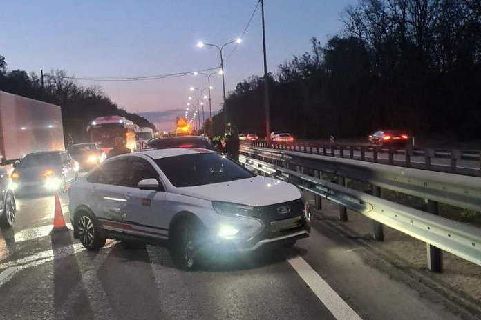 Три машины попали в аварию на трассе М-4 Дон в Воронежской области