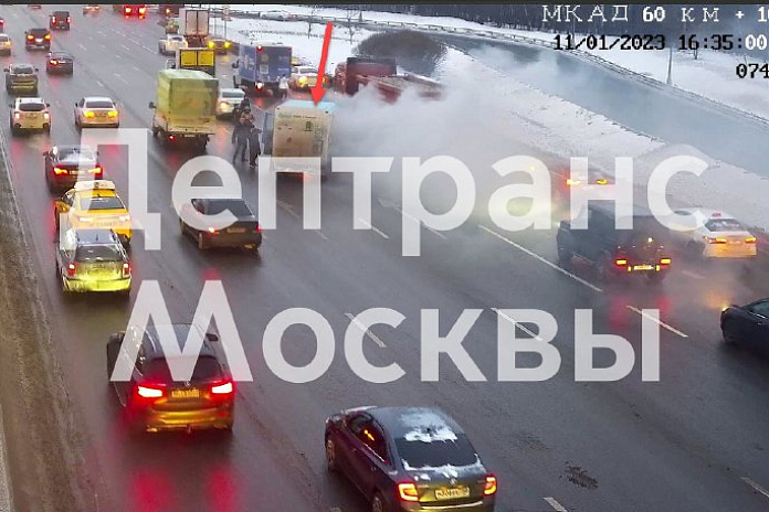 На МКАД в Москве в районе съезда на Рублевское шоссе загорелся автомобиль