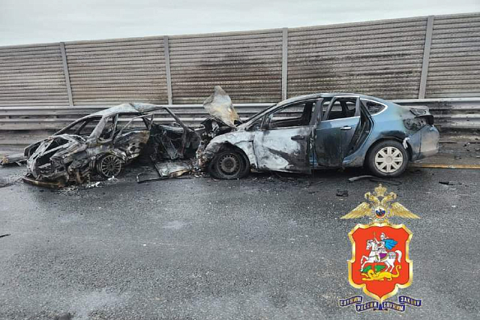 Водитель без прав и его 16-летний пассажир погибли в аварии на трассе М-9 в Подмосковье