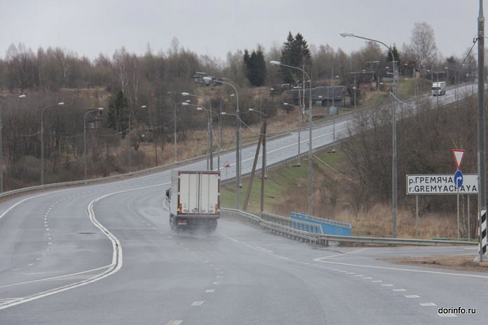 Автодор сравнил поездки грузовиков по трассам М-10 и М-11 от Москвы до Петербурга