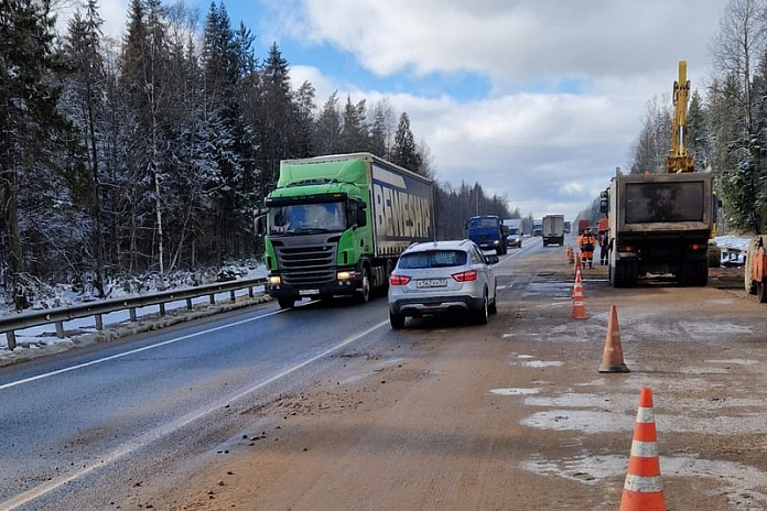 Две полосы открыли на трассе М-10 Россия в Новгородской области в месте размыва