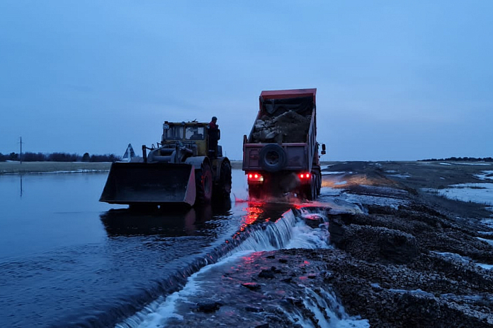 Последствия паводка на дорогах в Алтайском крае устраняет 50 единиц техники