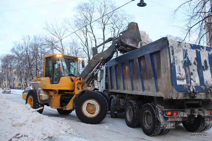К утру основные дороги Владивостока были очищены от наледи - мэрия