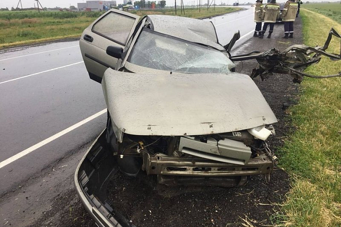 Водитель и пассажир легковушки погибли в ДТП с грузовиком в Ростовской области