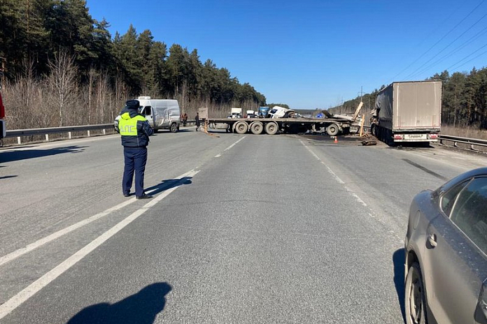 На Екатеринбургской кольцевой в ДТП с грузовиками погиб человек