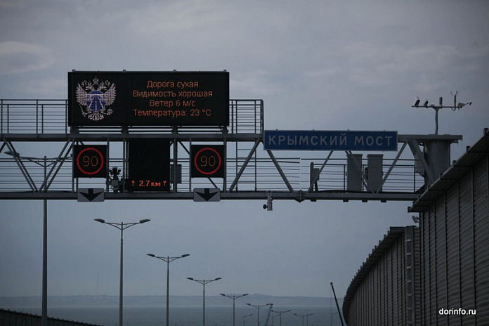 Больше тысячи машин находится в очереди перед Крымским мостом со стороны Кубани