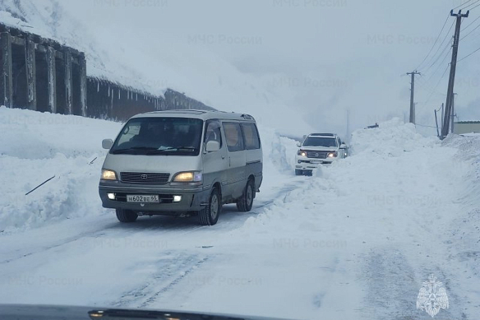 Снежные массы сошли на участок дороги Невельск - Шебунино на Сахалине