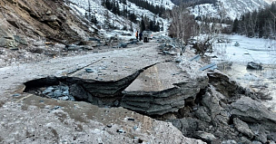 Из-за обвала скалы перекрыт участок Чуйского тракта в Республике Алтай