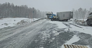 В аварии с грузовиками на Чуйском тракте в Новосибирской области погиб человек