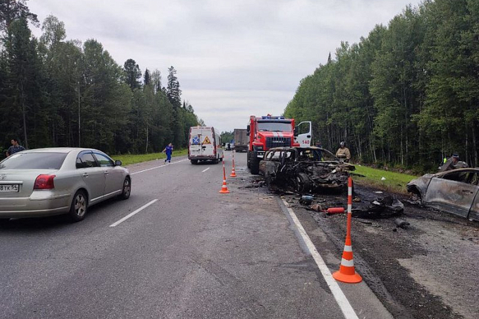 Трое погибли в аварии на трассе Р-404 в Тюменской области