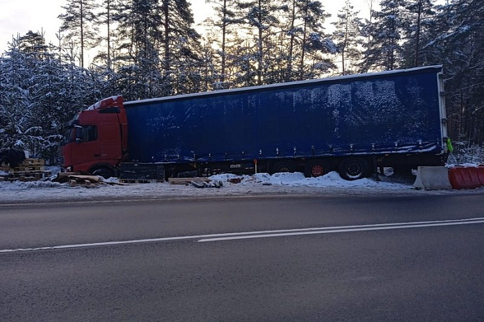 Трассу Р-21 Кола в Ленобласти перекроют ночью 3 февраля на время эвакуации грузовика