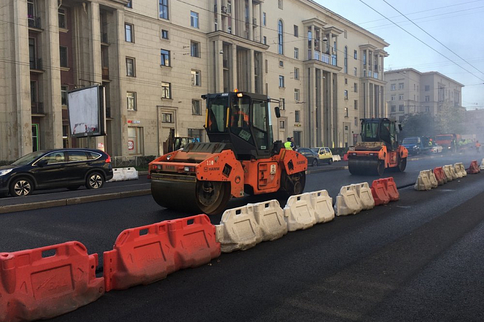 На Ивановской улице в Петербурге укладывают верхний слой покрытия