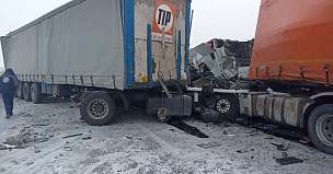 Водитель легковушки погиб в аварии с фурами на трассе Р-255 Сибирь в Красноярском крае