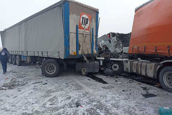 Водитель легковушки погиб в аварии с фурами на трассе Р-255 Сибирь в Красноярском крае