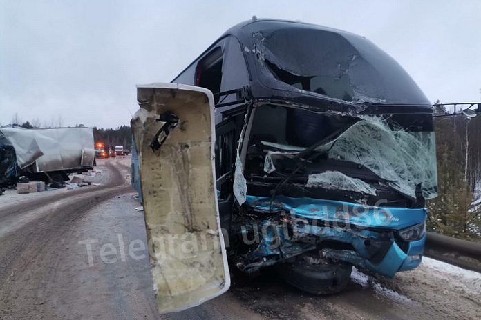 Один погиб, трое пострадали в ДТП с грузовиком и автобусом в Югре