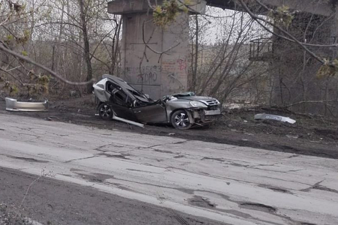 Иномарка врезалась в опору путепровода в Новосибирской области: погибла женщина
