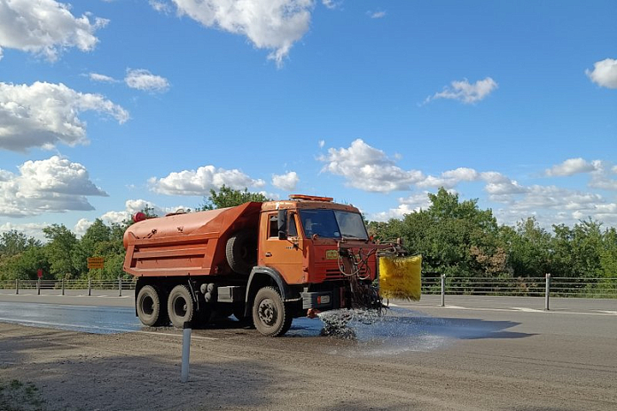 В жару на федеральных трассах в Ростовской, Волгоградской, Тамбовской и Рязанской областях задействовали 40 спецмашин