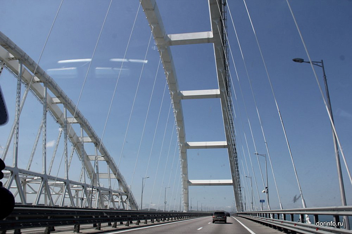 Движение по Крымскому мосту ограничат 17 января