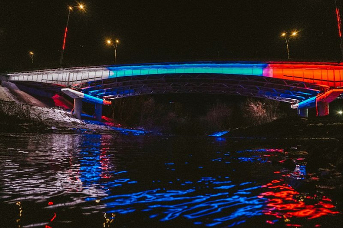 На Красноармейском мосту в Кемерове включили архитектурную подсветку