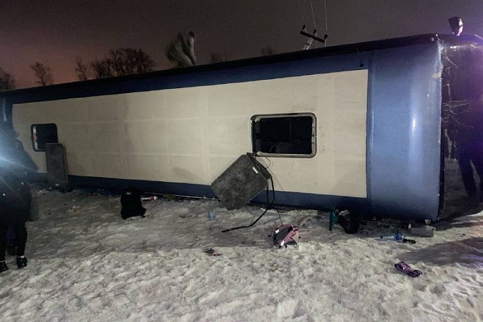 Шесть человек пострадали при опрокидывании автобуса с трассы М-4 Дон в Воронежской области