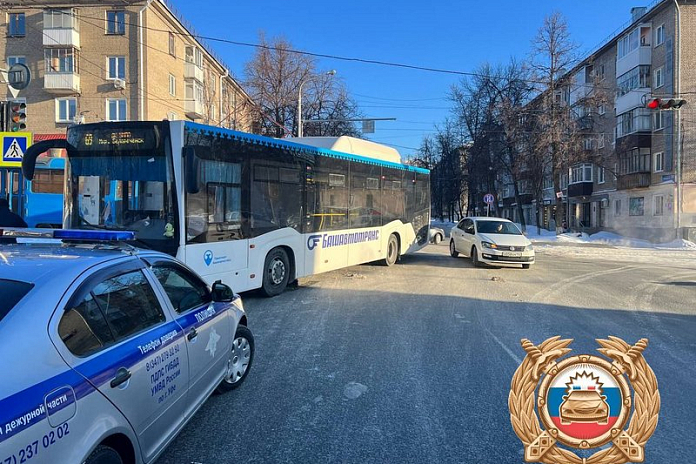 В ДТП с автобусом и трамваем в Уфе пострадали четыре человека