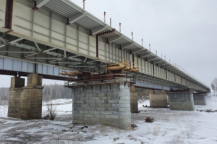 Продолжается строительство моста через реку Яя в Томской области