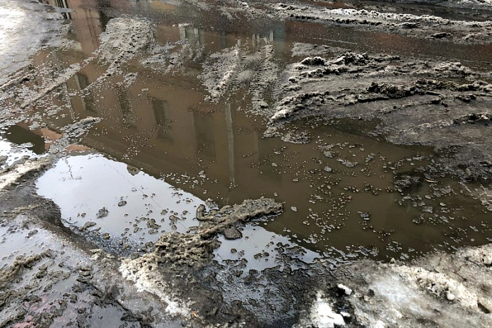 Дорожники Петербурга обеспечивают уход талых вод с улиц