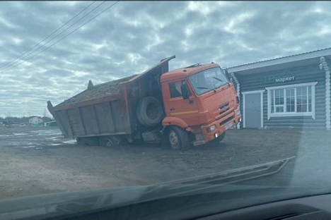 <b>Большегрузы</b> с перевесом застревают на трассах в Ленобласти во время «просушки»
