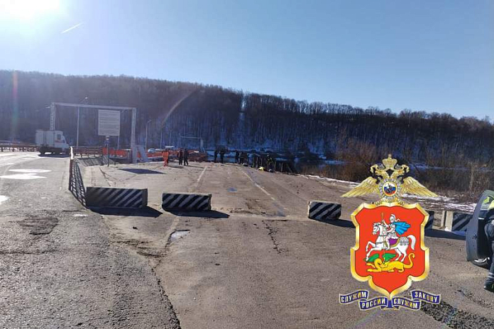 Водитель легковушки погиб в ДТП на мосту в подмосковной Коломне